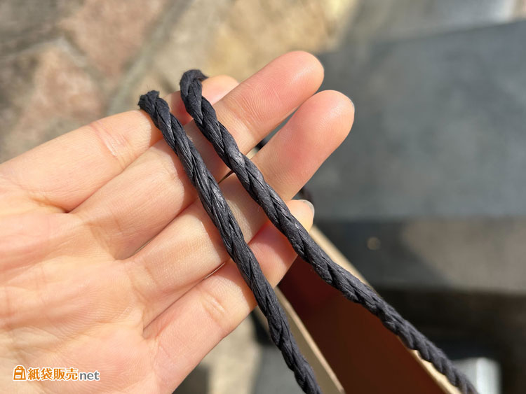 紙三本紐ハンドルでナチュラルな仕上がりに