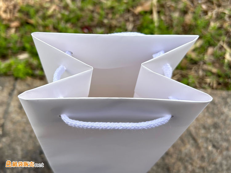 紐の取り付け方法は「一本通し」