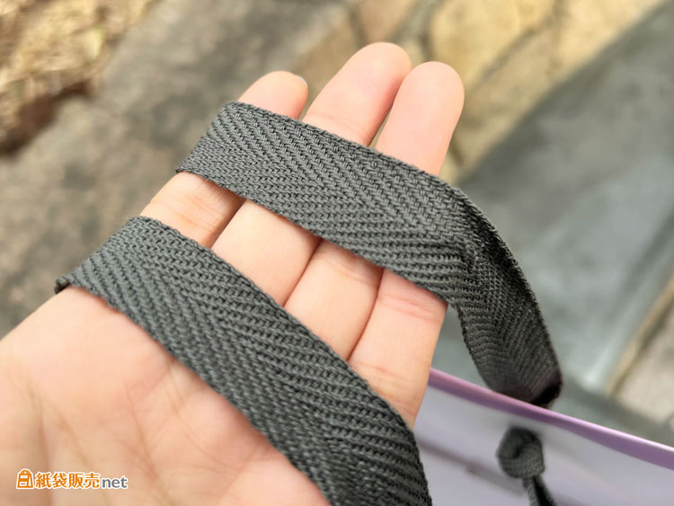 ハンドルには存在感のあるアクリル平紐を採用