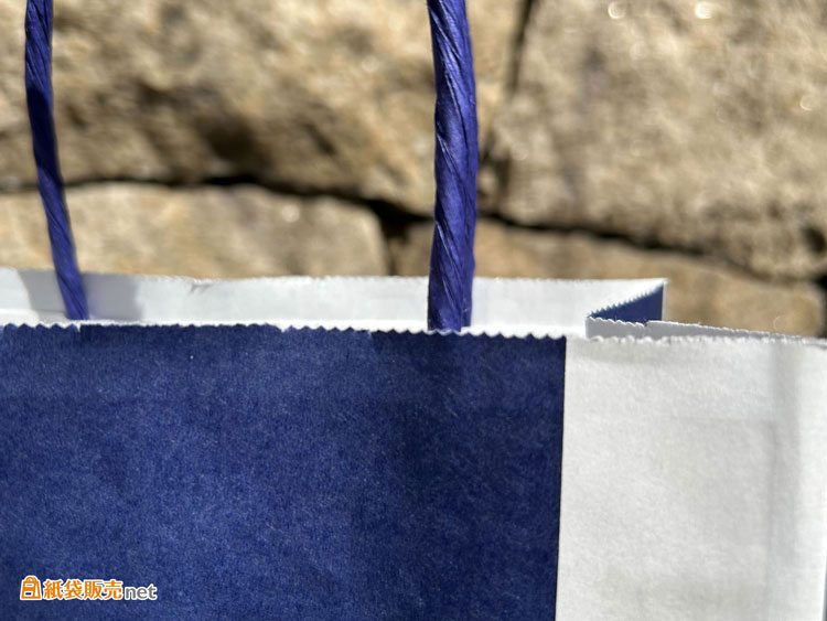 ギザギザした加工の紙袋