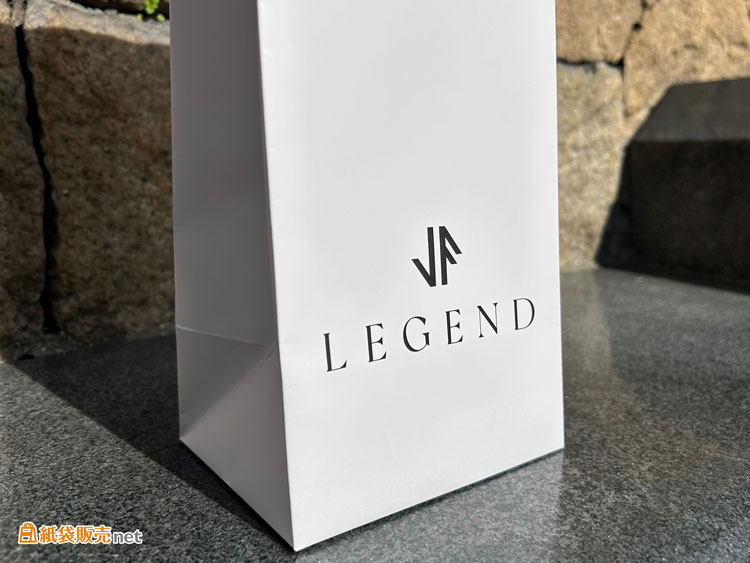 ロゴを黒色で配置することにより、洗練された印象のオリジナル紙袋に