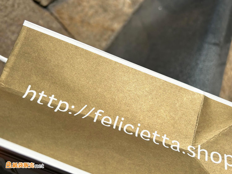 マチ部分にはURLを大胆にデザイン