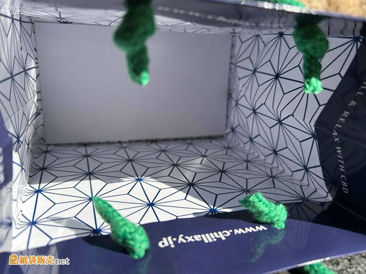 内面に幾何学模様のデザインがプリントされているオリジナル紙袋