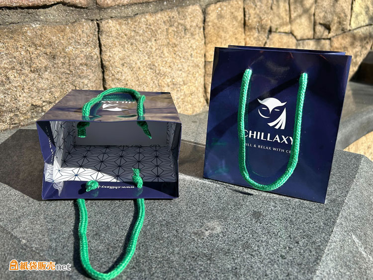 内面印刷やカラーアクセントを取り入れた紙袋