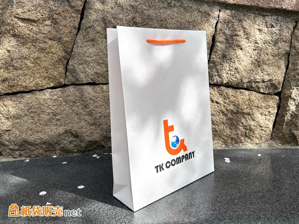A4資料がしっかり入るマチ付きサイズで実用性アップ