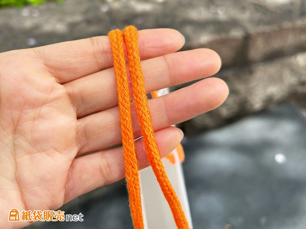 アクリルスピンドル紐で紙袋のデザインにアクセント