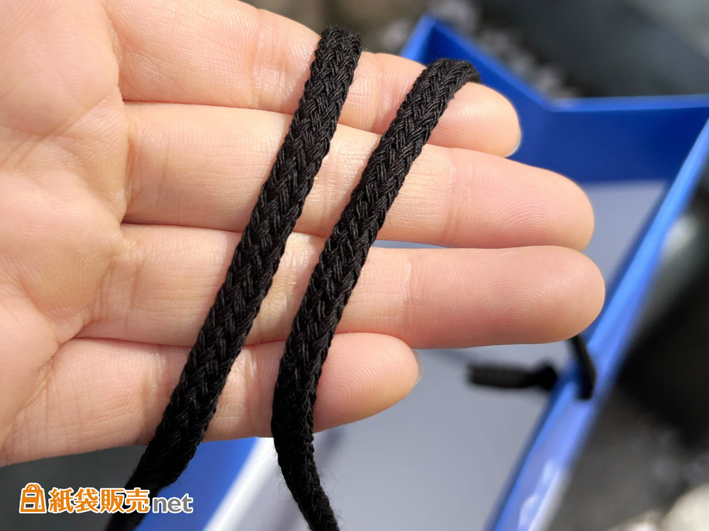 アクリルスピンドル紐で持ちやすさとデザイン性を両立