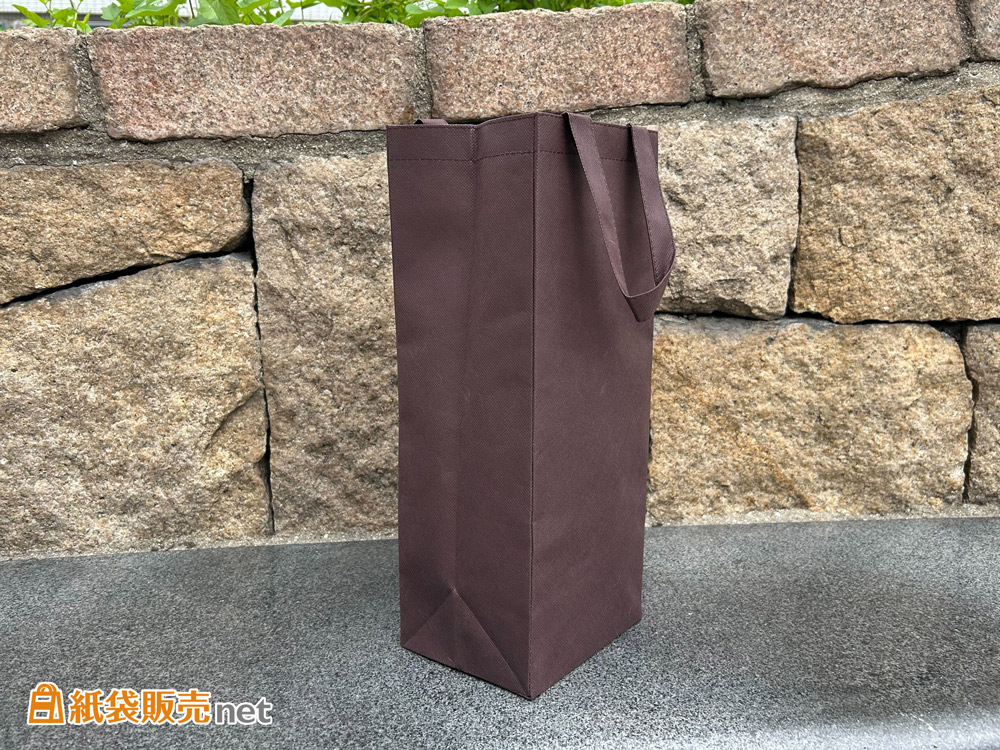 ワイン1本用に合わせたオーダーメイドサイズの不織布バッグ