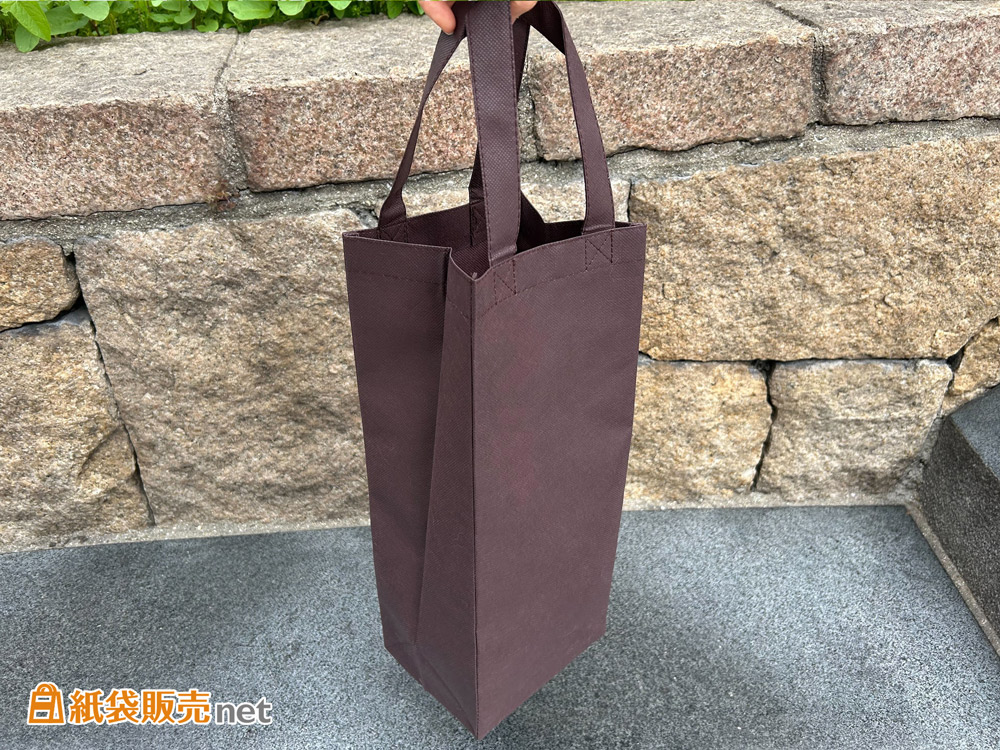 軽量で扱いやすく、店舗用バッグとして人気の高い不織布