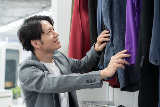 買い物をする男性