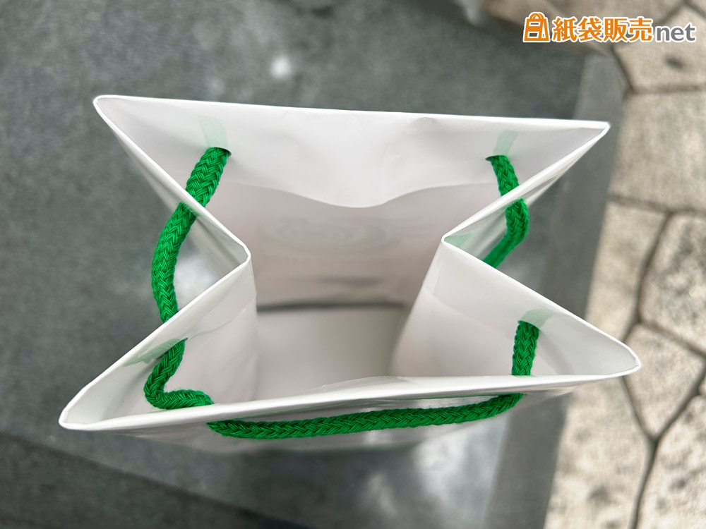 紙袋のハンドルは一本通し