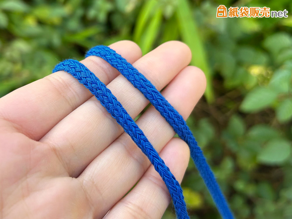 持ち手は人気のアクリルスピンドル紐を採用