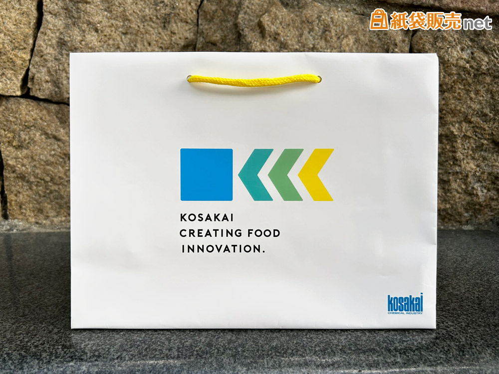 紙袋の表面には企業ロゴ