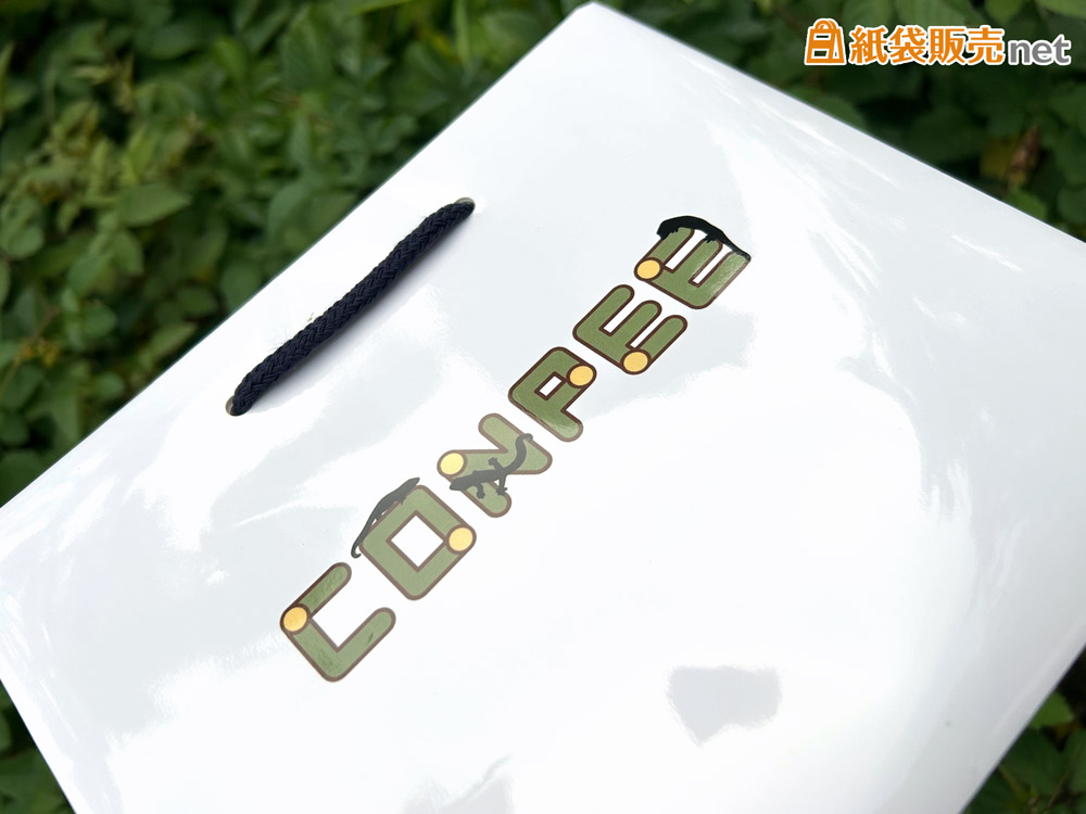 コート紙＋光沢ラミネート加工で鮮やかな発色