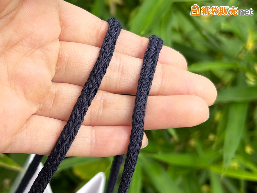 持ち手には人気No.1のアクリルスピンドル紐